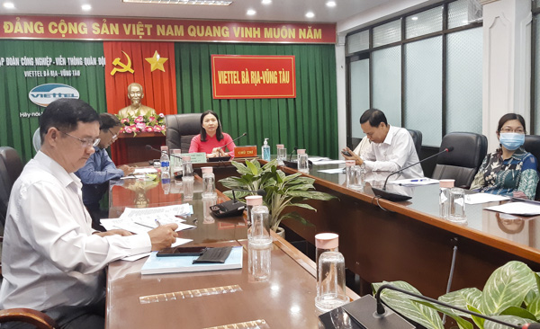 Bà Trần Thị Thu Hiền, Phó Giám đốc Sở Du lịch cùng đại diện Trung tâm Xúc tiến-Đầu tư-Thương mại-Du lịch tỉnh và Hiệp hội du lịch tỉnh tham dự cuộc họp trực tuyến tại điểm cầu BR-VT.