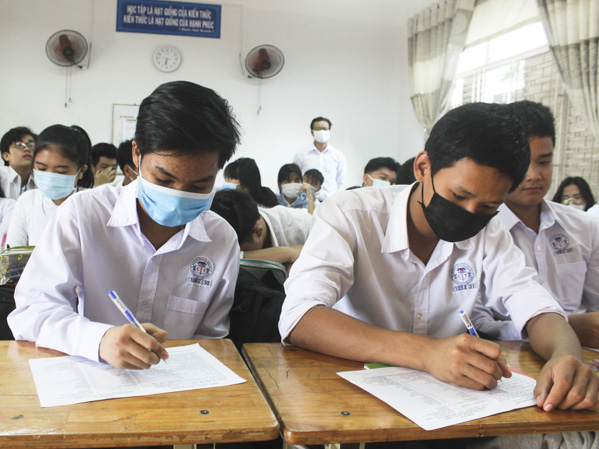 Học sinh trường THPT Châu Thành (TP.Bà Rịa) điền thông tin vào Tờ khai y tế bắt buộc theo yêu cầu của Sở GD-ĐT  nhằm kiểm soát các trường hợp có yếu tố dịch tễ COVID-19 trong các cơ sở giáo dục.