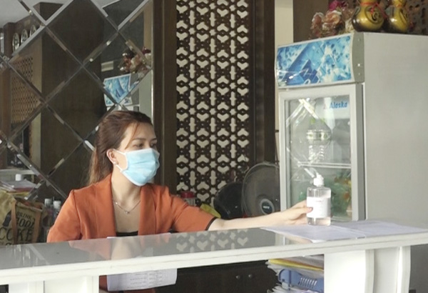Nhân viên khách sạn Galaxy 2 (số 58/3, Lê Duẩn, TP.Bà Rịa) trang bị nước rửa tay phòng dịch tại quầy lễ tân.