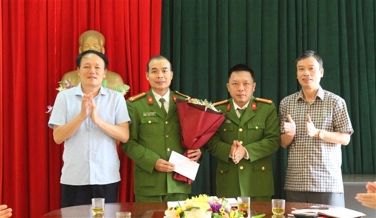 Đảng ủy, UBND phường Cửa Nam biểu dương, khen thưởng cho tập thể, CBCS Công an phường đã có thành tích đấu tranh tội phạm trộm cắp tài sản 