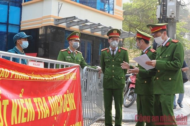 Công an phường Trúc Bạch làm nhiệm vụ tại khu vực cách ly. Ảnh: Xuân Trường