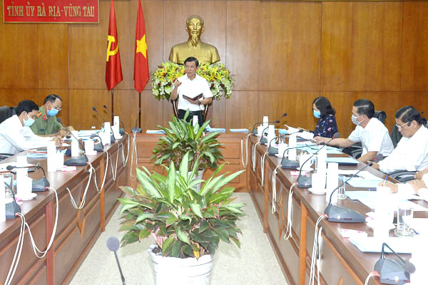 Ông Nguyễn Hồng Lĩnh, Ủy viên Trung ương Đảng, Bí thư Tỉnh ủy, Chủ tịch HĐND tỉnh phát biểu chỉ đạo  tại cuộc họp.