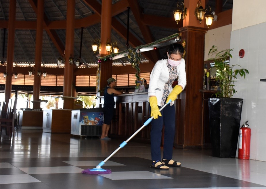 Hương Phong-Hồ Cốc Beach Resort thường xuyên lau rửa khử trùng những khu vực đông người qua lại.