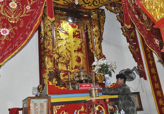 Bên trong gian chính điện thờ  Thành hoàng Bổn cảnh Nguyễn Thiếp.