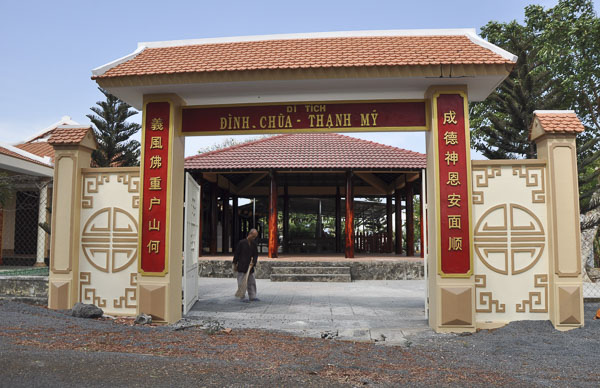 Cổng tam quan di tích đình - chùa Thạnh Mỹ. Ảnh: BẢO NGỌC 