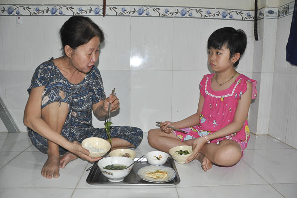Bữa cơm trưa đạm bạc của bà Hoàng Thị Kim Nga và em Đỗ Thị Ngọc Bích.