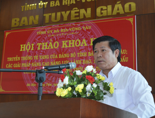Ông Nguyễn Văn Xinh, Ủy viên Ban Thường vụ Tỉnh ủy, Trưởng Ban Tuyên giáo Tỉnh ủy trình bày báo cáo đề dẫn tại Hội thảo.