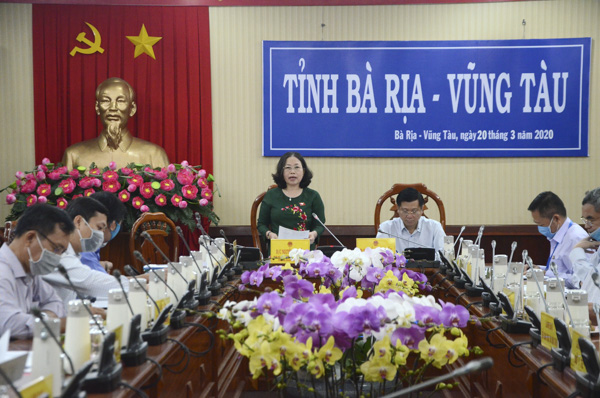 Bà Nguyễn Thị Yến, Phó Bí thư Thường trực Tỉnh ủy, Trưởng Đoàn ĐBQH tỉnh phát biểu tại buổi giám sát.