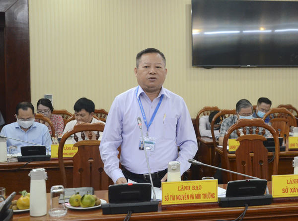 Ông Lê Ngọc Linh, Giám đốc Sở TN-MT báo cáo kết quả việc thực hiện chính sách pháp luật trong công tác cấp giấy CNQSDĐ, quyền sở hữu nhà ở và tài sản gắn liền với đất, công tác đo đạc địa chính trên địa bàn tỉnh giai đoạn 1/1/2017 đến 31/12/2019.