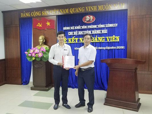 Lễ kết nạp Đảng cho anh Phạm Nguyễn Đăng Khoa tại Chi bộ An toàn hàng hải, thuộc Đảng bộ Tổng Công ty BĐATHHMN. 