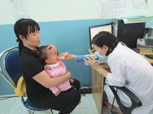 Bác sĩ thăm khám cho trẻ tại Phòng khám Nhi, Bệnh viện Lê Lợi.  