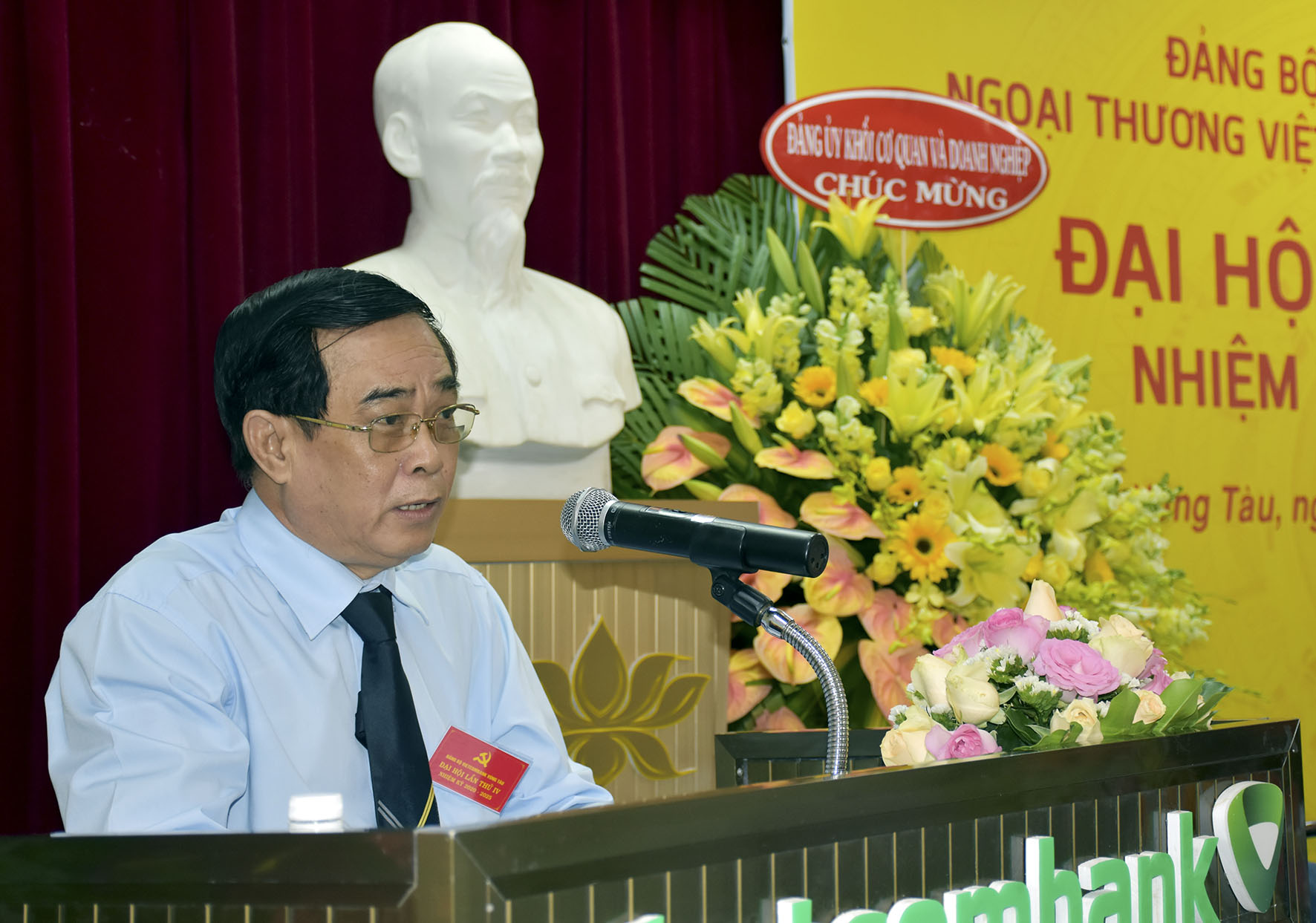 Đồng chí Đinh Văn Hùng, Tỉnh ủy viên, Bí thư Đảng ủy Khối Cơ quan và DN tỉnh phát biểu chỉ đạo Đại hội.