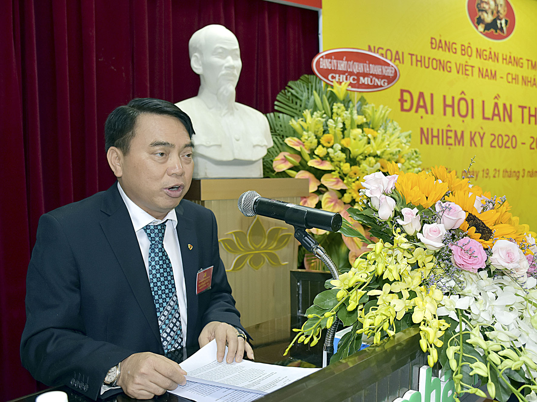 Đồng chí Đoàn Văn Tuyến, Bí thư Đảng ủy, Giám đốc Vietcombank Vũng Tàu trình bày Báo cáo chính trị tại Đại hội.
