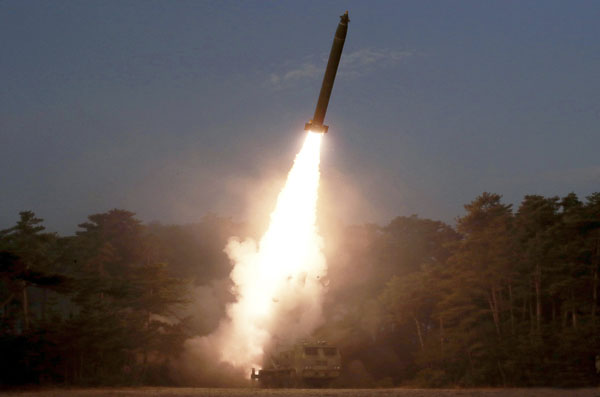 Pháo tầm xa được bắn thử trong cuộc tập trận pháo binh của Triều Tiên. 