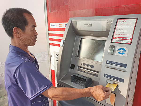 Việc chi trả tiền lương qua thẻ ATM sẽ tạo thuận tiện cho người dân.
