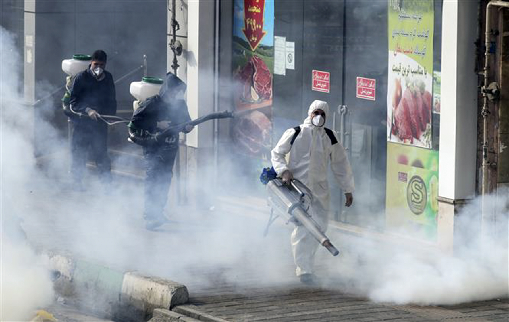 Lính cứu hỏa Iran phun thuốc khử trùng nhằm ngăn dịch COVID-19 lây lan ở thủ đô Tehran ngày 13/3/2020. Ảnh: AFP/TTXVN