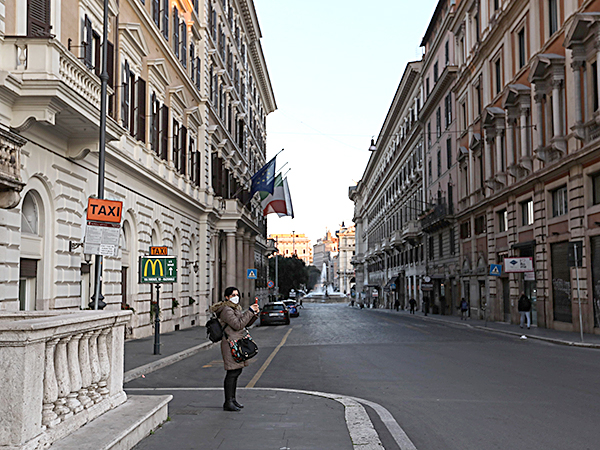 Người dân đeo khẩu trang phòng lây nhiễm COVID-19 tại Rome, Italia. 