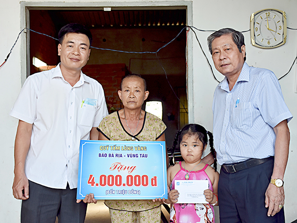 Đại diện Báo BR-VT trao tiền hỗ trợ cho bà Nguyễn Thị Rớt, mẹ của chị Lê Thị Thảo Hiền.