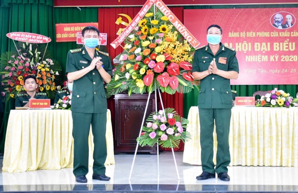Đại tá Đào Xuân Ánh (bên trái), Chủ nhiệm Chính trị Bộ Chỉ huy BĐBP tỉnh tặng lẵng hoa chúc mừng Đại hội.