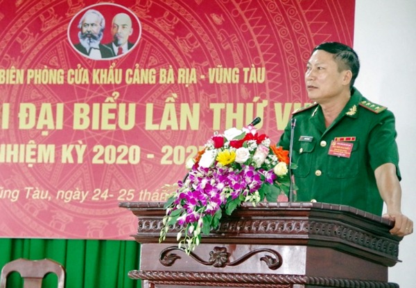 Thượng tá Phan Văn Hòe, Bí thư Đảng ủy, Chính trị viên Biên phòng Cửa khẩu cảng BR-VT trình bày Báo cáo chính trị tại Đại hội.