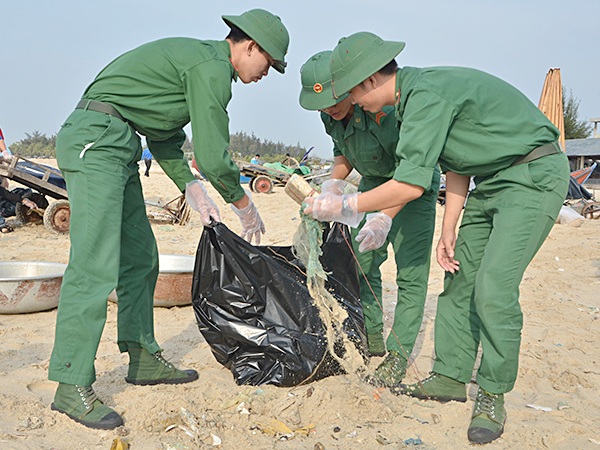 ĐVTN xã Phước Thuận, huyện Xuyên Mộc tặng khẩu trang và hướng dẫn người dân đeo khẩu trang đúng cách, phòng chống COVID-19.