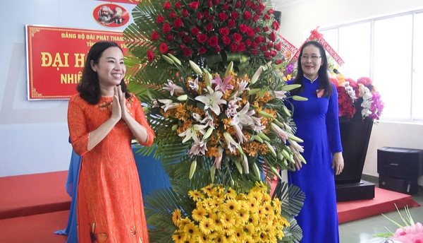 Đồng chí Võ Ngọc Thanh Trúc, Tỉnh ủy viên, Phó Trưởng Ban Tổ chức Tỉnh ủy tặng lẵng hoa chúc mừng Đại hội.