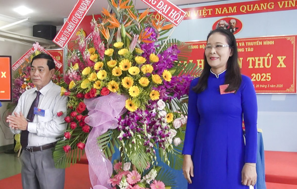 Đồng chí Đinh Văn Hùng, Tỉnh ủy viên, Bí thư Đảng ủy Khối Cơ quan và DN tỉnh tặng lẵng hoa chúc mừng Đại hội.