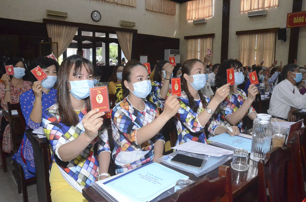 Các đại biểu biểu quyết thông qua chương trình Đại hội đại biểu Đảng bộ Phường 4, TP.Vũng Tàu.