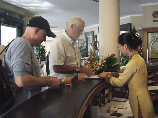 Khách làm thủ tục nhận phòng tại khách sạn Grand-Palace, đơn vị trực thuộc  OSC Việt Nam.