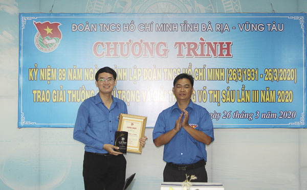 Anh Lê Văn Minh, Bí thư Tỉnh Đoàn (bìa phải) thừa ủy quyền của Trung ương Đoàn trao tặng Giải thưởng Lý Tự Trọng năm 2020 cho anh Đỗ Minh Tân. 