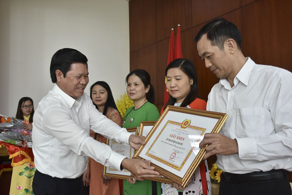 Ông Nguyễn Văn Xinh, Ủy viên Ban Thường vụ Tỉnh ủy, Trưởng Ban Tuyên giáo Tỉnh ủy trao Giấy khen cho các tập thể hoàn thành xuất sắc nhiệm vụ tuyên giáo năm 2019.