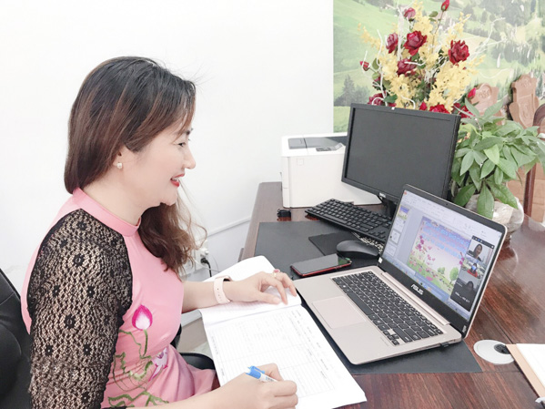 Cô Nguyễn Thị Sông Thương, Hiệu trưởng Trường THCS Nguyễn An Ninh dự giờ dạy trực tuyến của GV bộ môn.