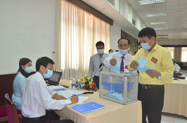 Các đại biểu bỏ phiếu bầu BCH Đảng bộ OSC Việt Nam khóa XI, nhiệm kỳ 2020-2025.