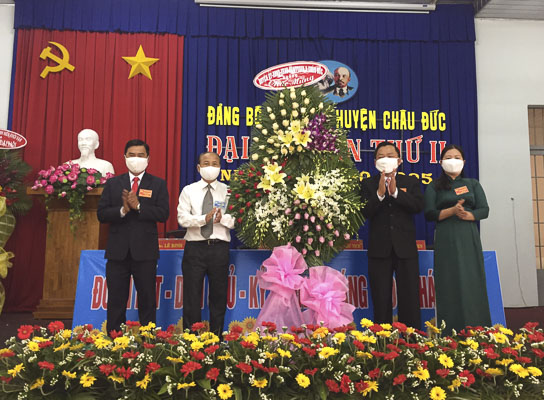 Đồng chí Nguyễn Văn Việt (thứ hai từ trái qua), Phó Bí thư Thường trực Huyện ủy Châu Đức tặng hoa chúc mừng Đại hội. 