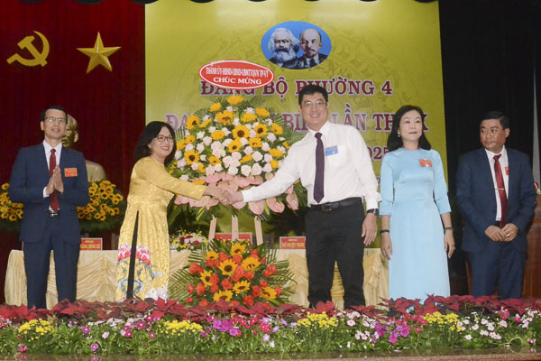 Đồng chí Trần Đình Khoa, Ủy viên Ban Thường vụ Tỉnh ủy, Bí thư Thành ủy Vũng Tàu tặng hoa chúc mừng Đại hội.