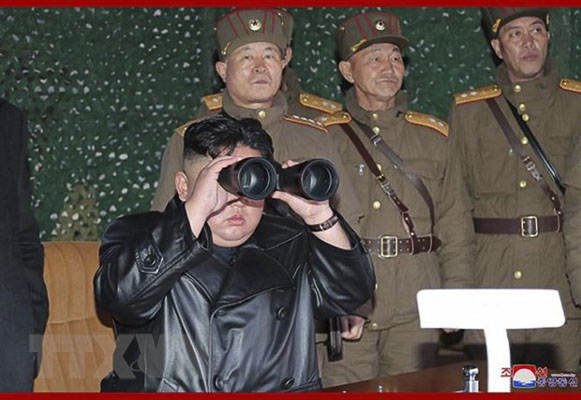 Nhà lãnh đạo Triều Tiên Kim Jong-un giám sát một vụ thử nghiệm vũ khí dẫn đường chiến thuật mới. 