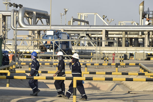 Công nhân làm việc tại nhà máy lọc dầu Abqaiq của Aramco, Saudi Arabia. 