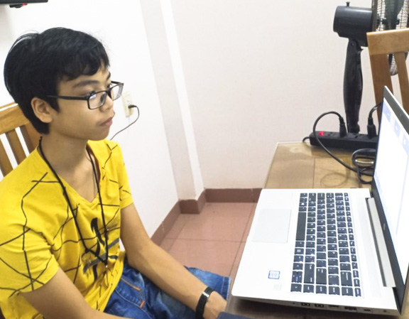 Internet quá tải gây khó cho học sinh học trực tuyến. Trong ảnh: Em Bùi Gia Tường, lớp 8.7, Trường THCS Nguyễn An Ninh, học online tại nhà.