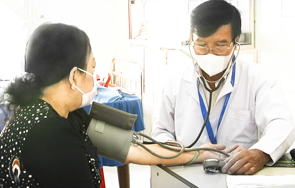 Bác sĩ khám bệnh tại Trạm Y tế xã Bình Châu (huyện Xuyên Mộc). Ảnh MINH THI