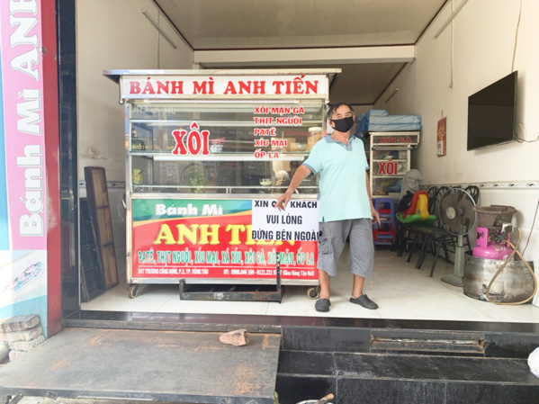 Chiều tối 30/3, tiệm bánh mì, xôi Hà Nội Anh Tiến đã chính thức nghỉ bán chờ qua dịch.  Ảnh: HUYỀN TRANG