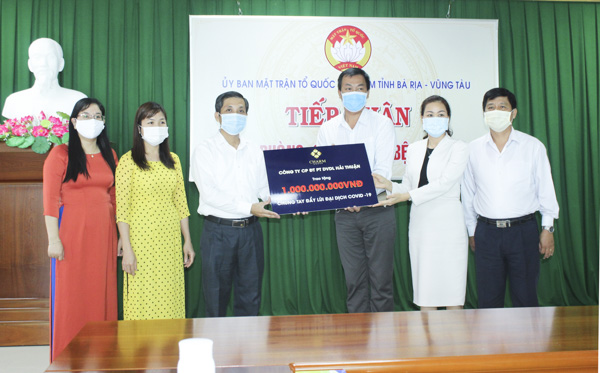 Sáng 30/3, đại diện Công ty CP Đầu tư phát triển dịch vụ du lịch Hải Thuận (TP. Hồ Chí Minh) trao 1 tỷ đồng ủng hộ phòng, chống COVID-19 thông qua UBMTTQVN tỉnh.