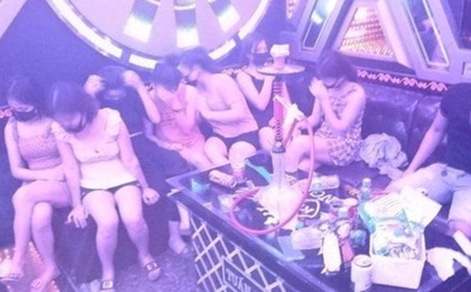 Các đối tượng tụ tập hát karaoke bất chấp lệnh cấm tụ tập đông người