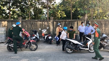 Đoàn kiểm tra liên ngành của huyện Côn Đảo lập biên bản đối với những trường hợp ra đường không đeo khẩu trang. Ảnh Mạnh Cường