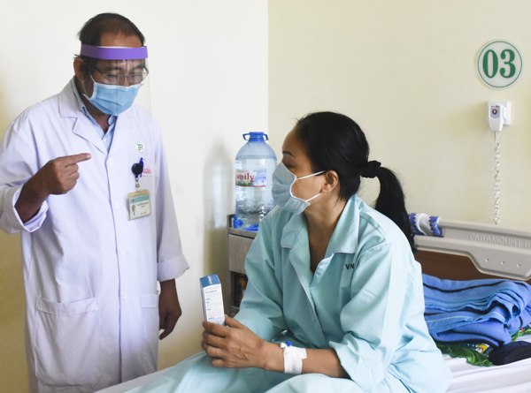 Bác sĩ, nhân viên y tế được trang bị mặt nạ chắn giọt bắn khi tiếp xúc với bệnh nhân. Trong ảnh: Bác sĩ hướng dẫn bệnh nhân sử dụng thuốc tại Khoa Tai mũi họng.