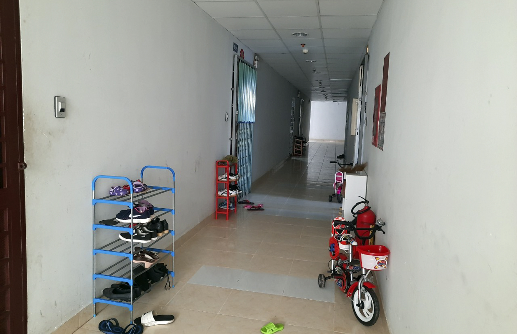 Dãy hành lang tầng 2, Khu nhà ở xã hội Chí Linh A không có trẻ em ra vui đùa như trước đây.