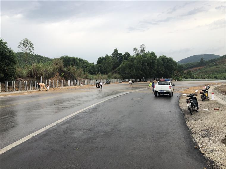 CSGT Đội 1.48 nhặt đá rơi vãi trên đường