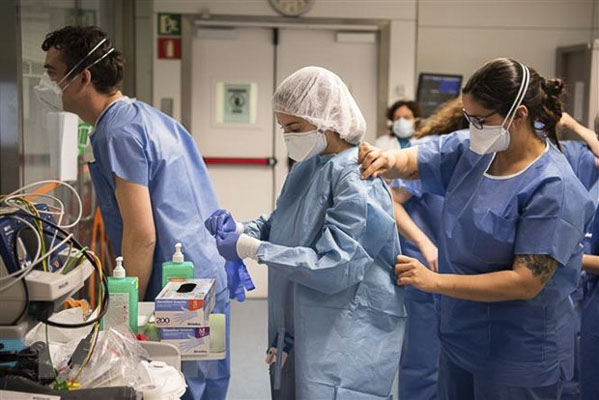 Nhân viên y tế làm việc tại bệnh viện điều trị cho bệnh nhân nhiễm COVID-19 ở Barcelona, Tây Ban Nha ngày 20/3/2020. 