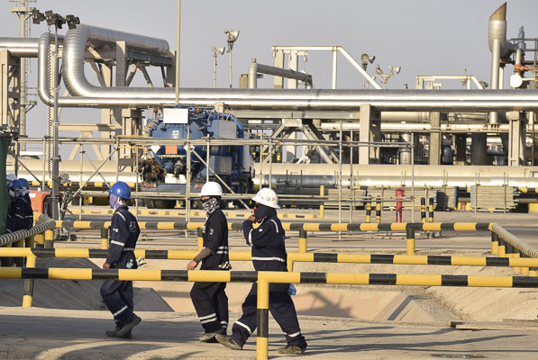 Công nhân công ty dầu Aramco làm việc tại nhà máy dầu Abqaiq của Saudi Arabia. 