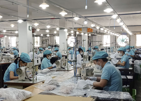 Công nhân Công ty CP May Vũng Tàu sản xuất khẩu trang vải kháng khuẩn tại xưởng. 