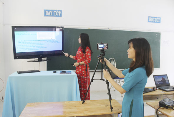 Cô Phạm Thị Hồng Hoan, GV môn Địa lý, Trường THPT Lê Hồng Phong chuẩn bị ghi hình bài giảng 
